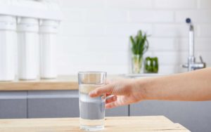 Lire la suite à propos de l’article Les avantages de boire de l&rsquo;eau purifiée avec un osmoseur